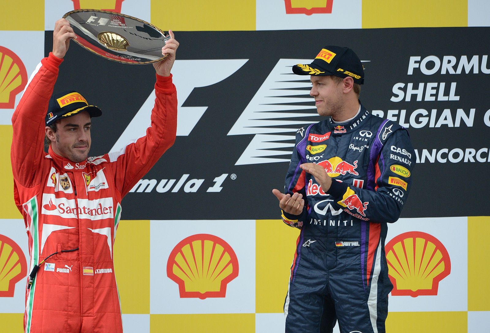 Fernando Alonso y Sebastian Vettel, en el podio de Spa