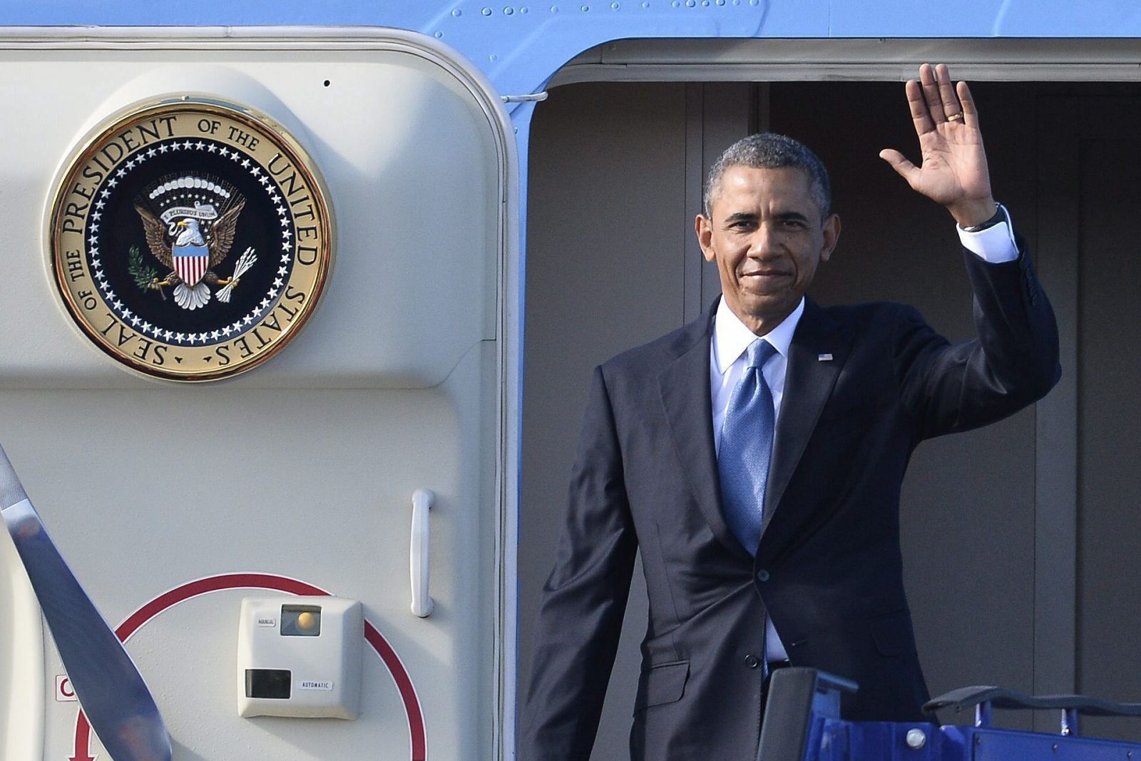 El presidente de Estados Unidos, Barack Obama, saluda a su llegada al aeropuerto de Arlanda en Estocolmo (Suecia)