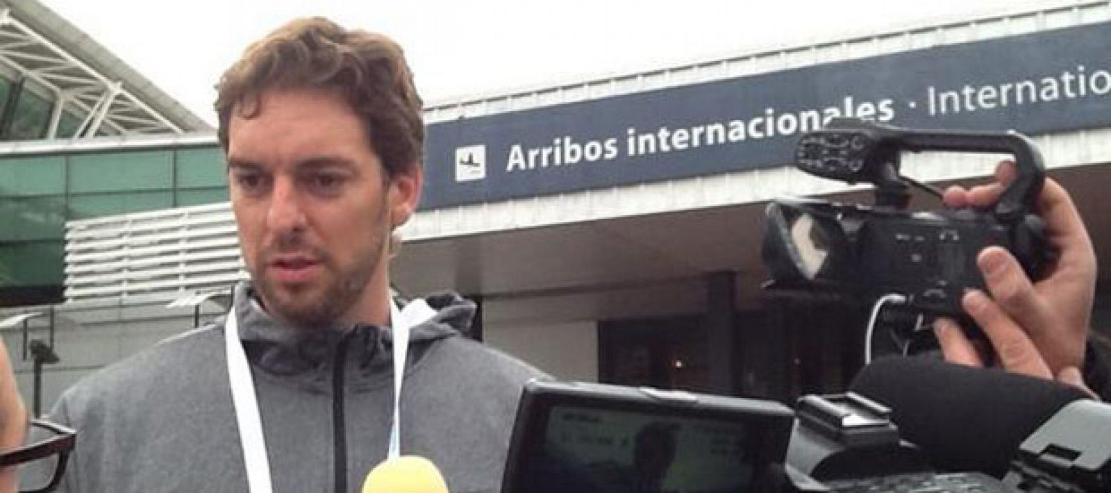 Pau Gasol, a su llegada al aeropuerto de Buenos Aires.