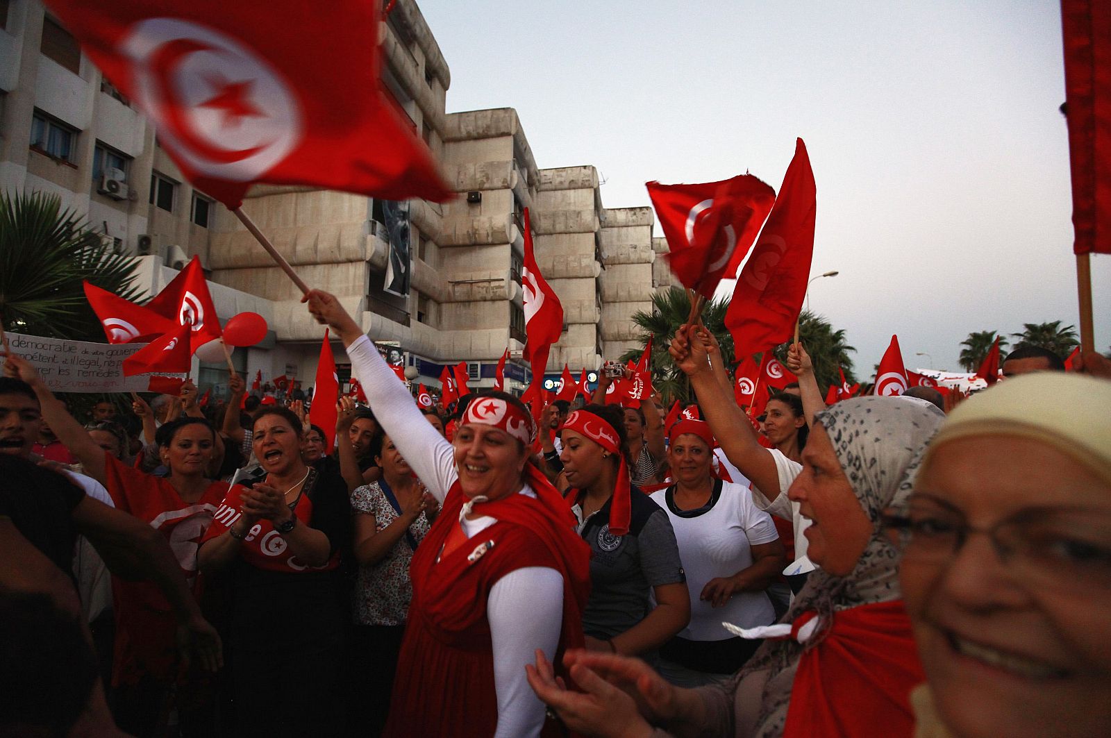 Una imagen de archivo muestra a un grupo de manifetantes antigubernamentales ondeando banderas tunecinas el pasado 24 de agosto de 2013.