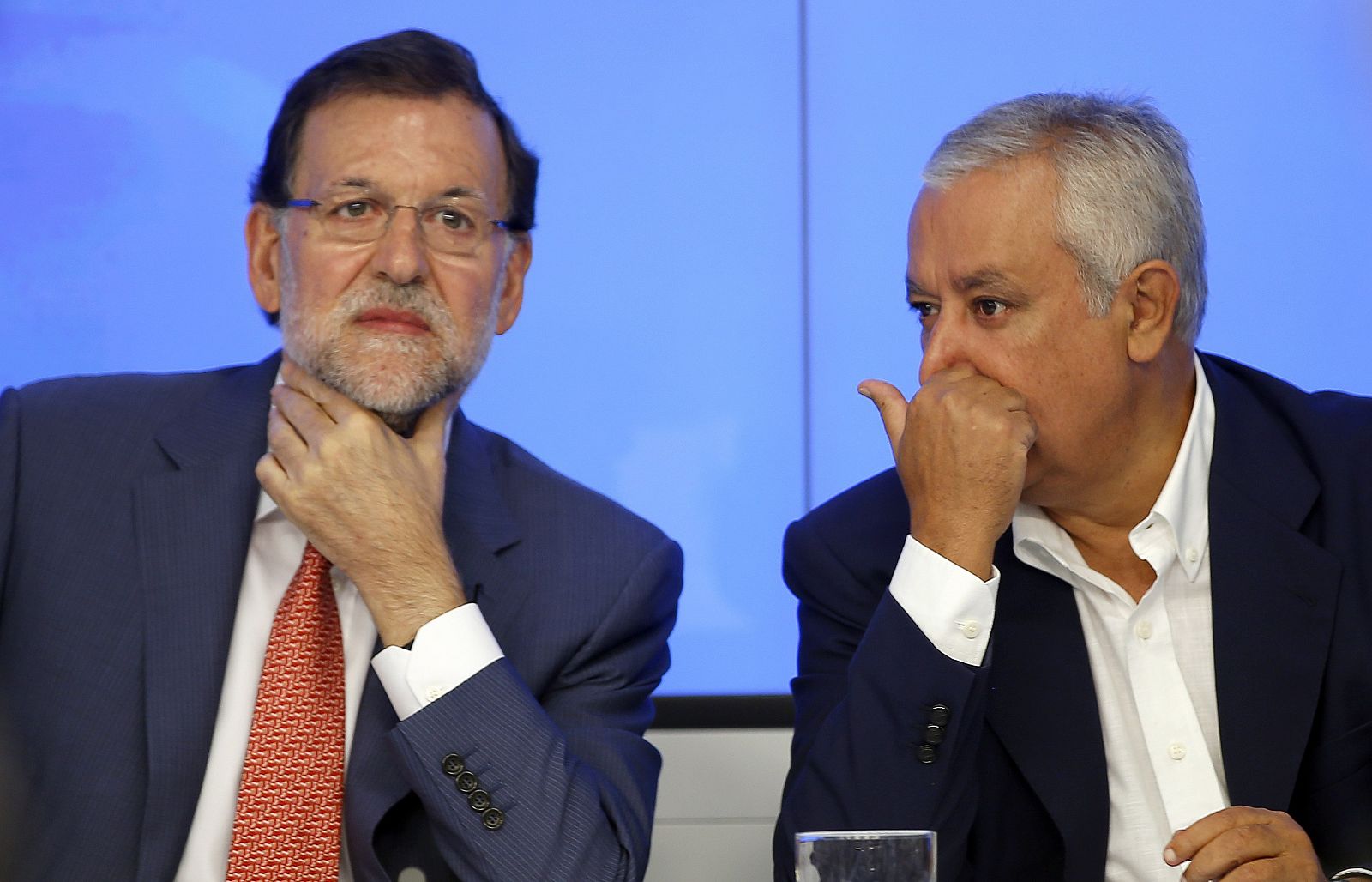 El presidente del PP, Mariano Rajoy, junto a Javier Arenas, en una reunión del partido.