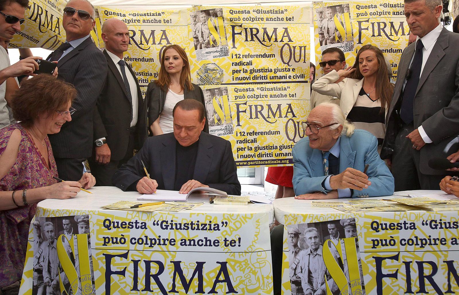 Berlusconi en un acto de recogida de firmas para promover la reforma de la legislación
