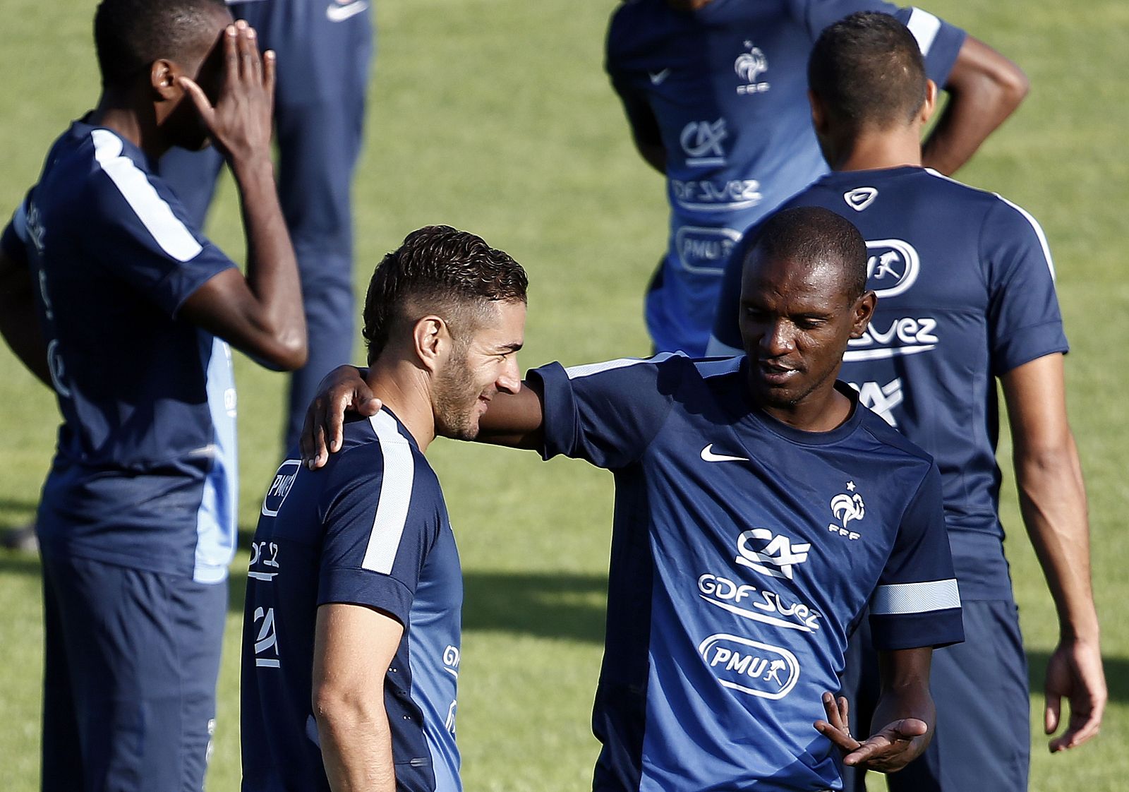 Eric Abidal, a la izquierda, en un entrenamiento de la selección francesa con Karim Benzema