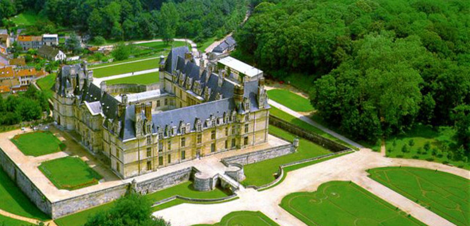 Vista del château d'Ecouen, sede del Museo Nacional del Renacimiento, a 20 kms. al norte de París.