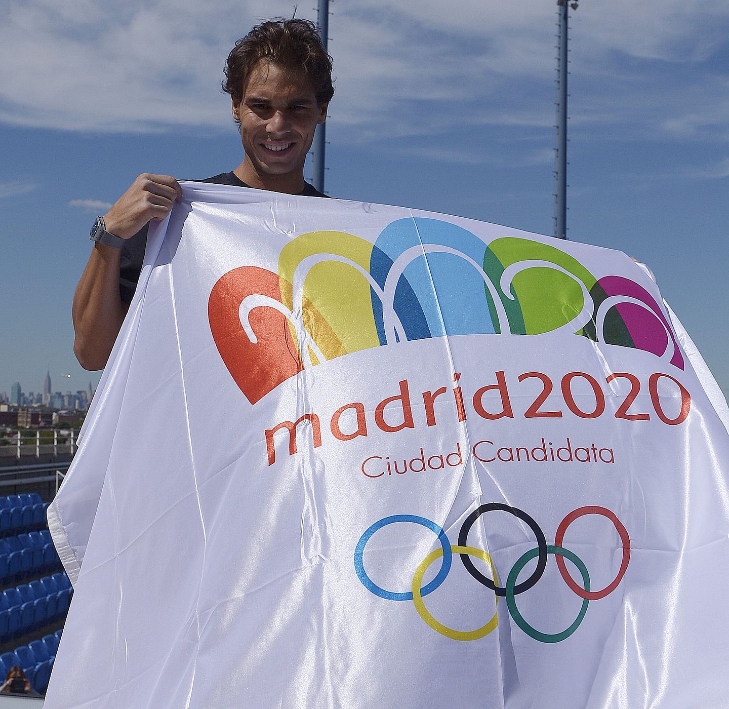 El tenista español Rafael Nadal porta una bandera en apoyo a la candidatura de Madrid 2020