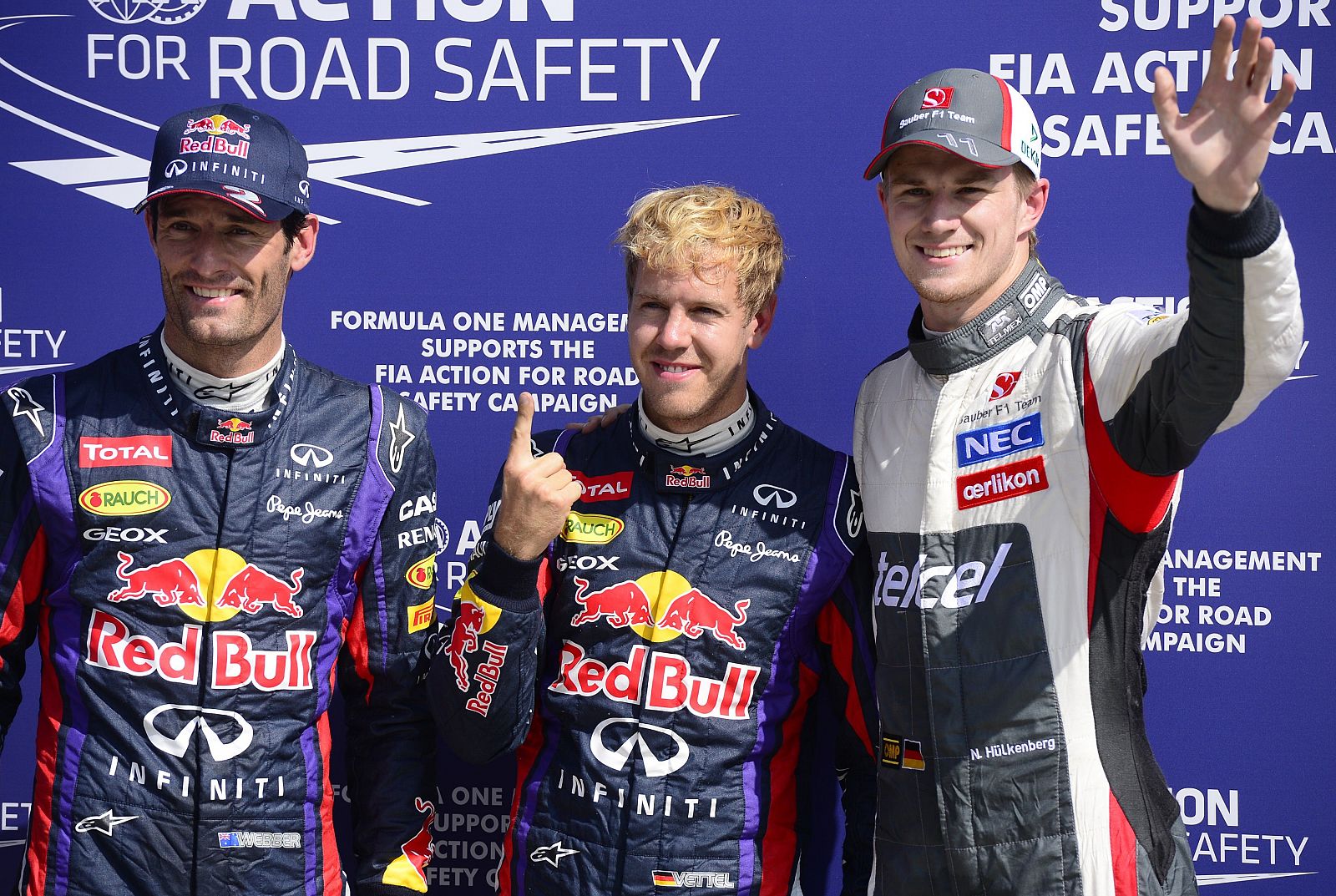 El alemán Sebastian Vettel celebra su 'pole' junto a Webber y Hulkenberg