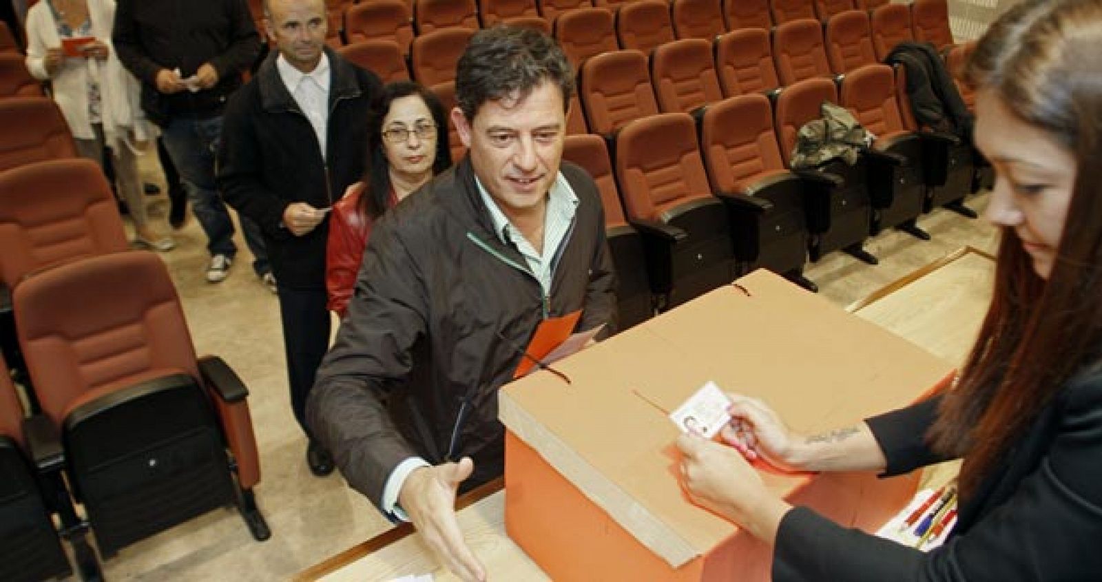 El presidente de la Diputación de Lugo José Ramón Gómez Besteiro ejerce su derecho al voto en las primarias