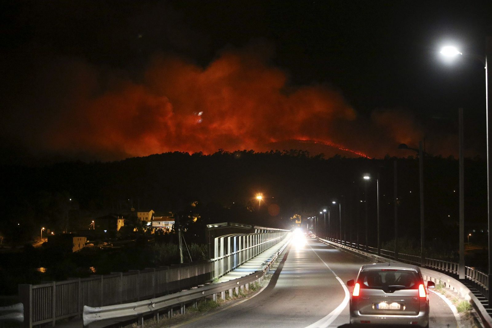 Vista del incendio forestal declarado en Rianxo, A Coruña