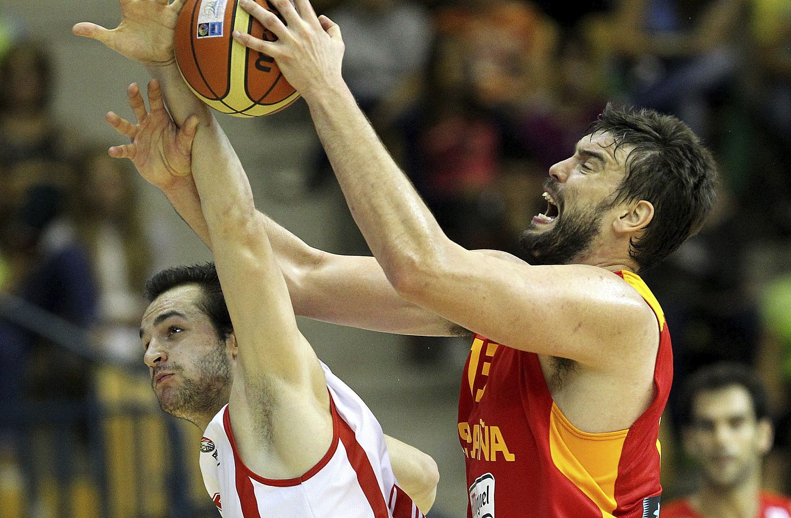 El jugador español Marc Gasol lucha por el balón con Duda Sanadze durante el partido del Eurobasket 2013 disputado entre España y Georgia.