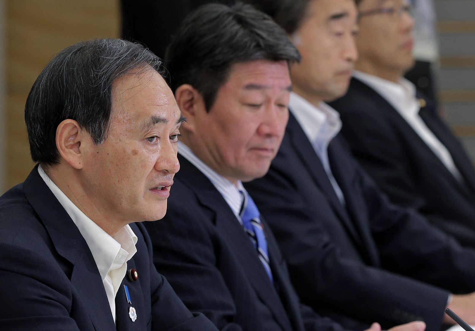 El secretario jefe del gabinete de japón, Yoshihide Suga de Japón, habla en la primera reunión de gabinete de los reactores nucleares de desmantelamiento y del control de la contaminación radiactiva de fugas de agua en la central de Fukushima.