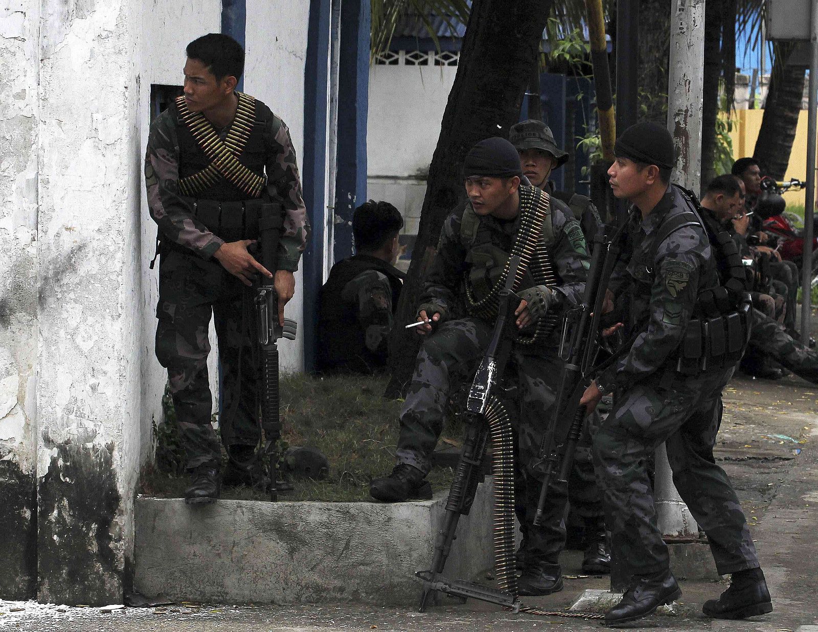 Policía de combate toman posiciones cerca de Zamboanga, en el sur de Filipinas, donde los rebeldes musulmanes han tomado posiciones