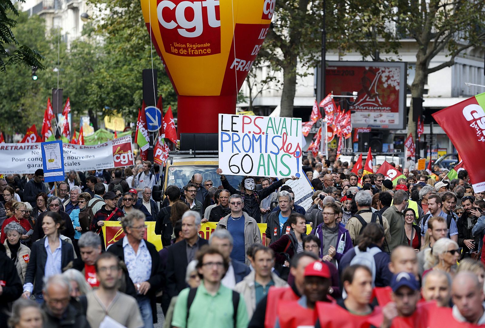 Un grupo de personas marcha en una manifestación contra la reforma del sistema de pensiones que será presentado en el consejo de ministros en ocho días, en París, Francia