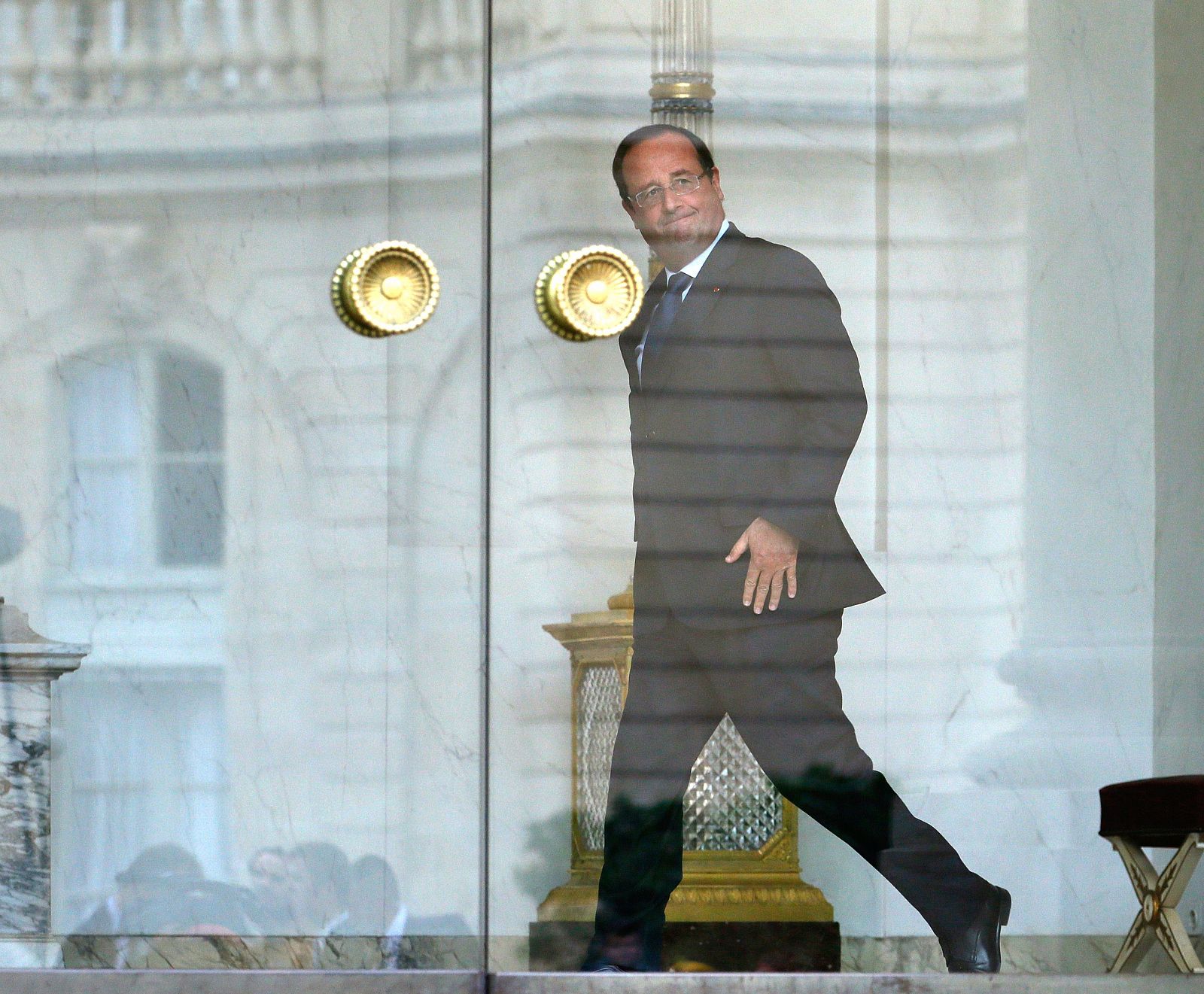 El presidente francés, François Hollande, tras la reunión con sus ministros en el Palacio del Elíseo