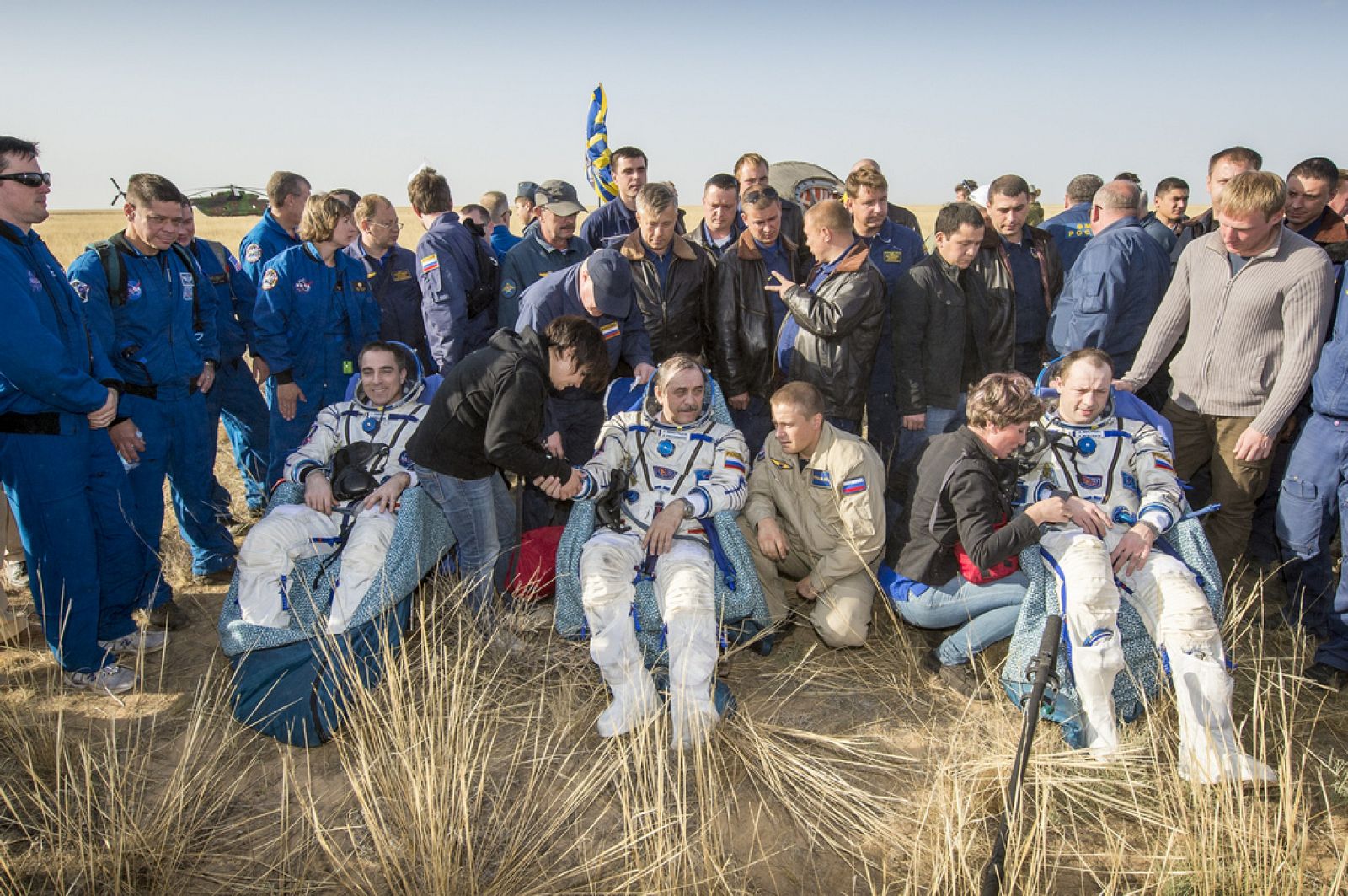 Los astronautas Chris Cassidy, Pavel Vinogradov y Alexander Misurkin minutos después de aterrizar en Kazajistán.