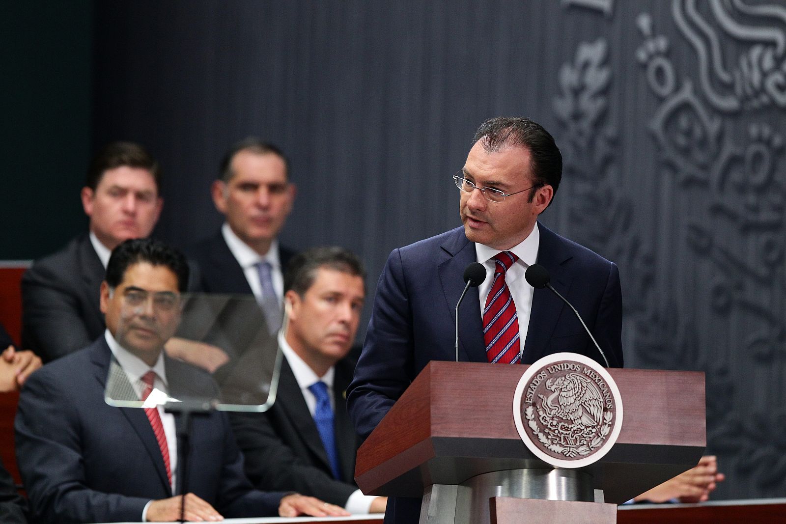El secretario de Hacienda mexicano, Luis Videgaray, comparece en la Cámara de Diputados para explicar a los legisladores la polémica reforma fiscal anunciada el pasado domingo por el presidente Enrique Peña Nieto.