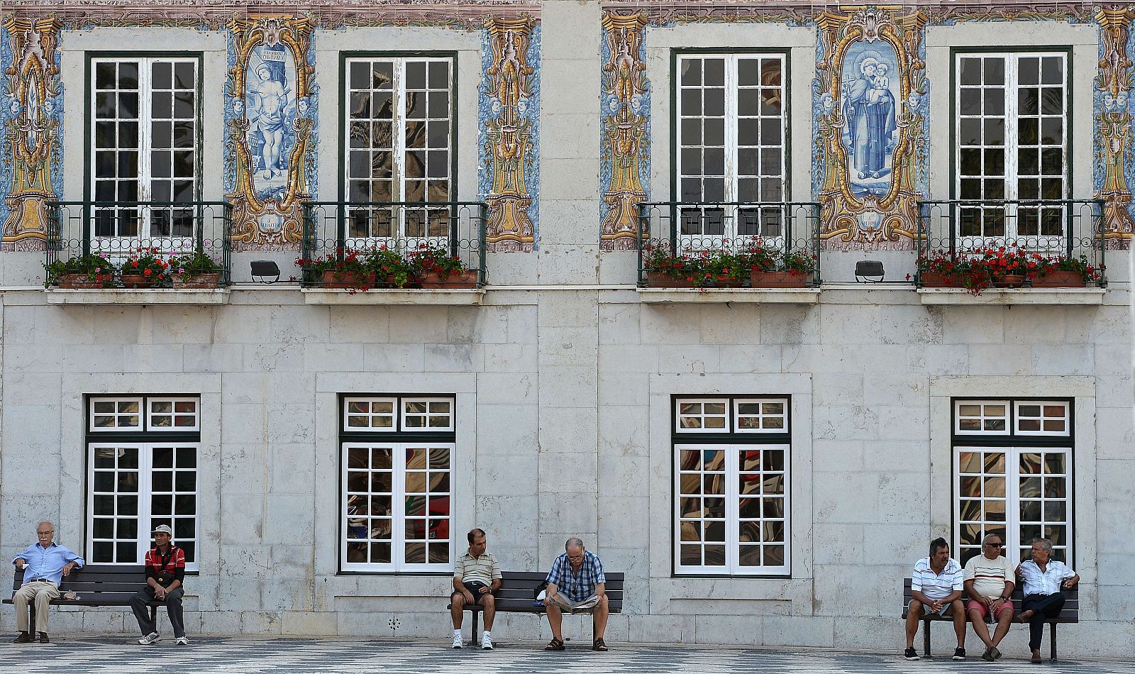 Jubilados en una plaza de Lisboa