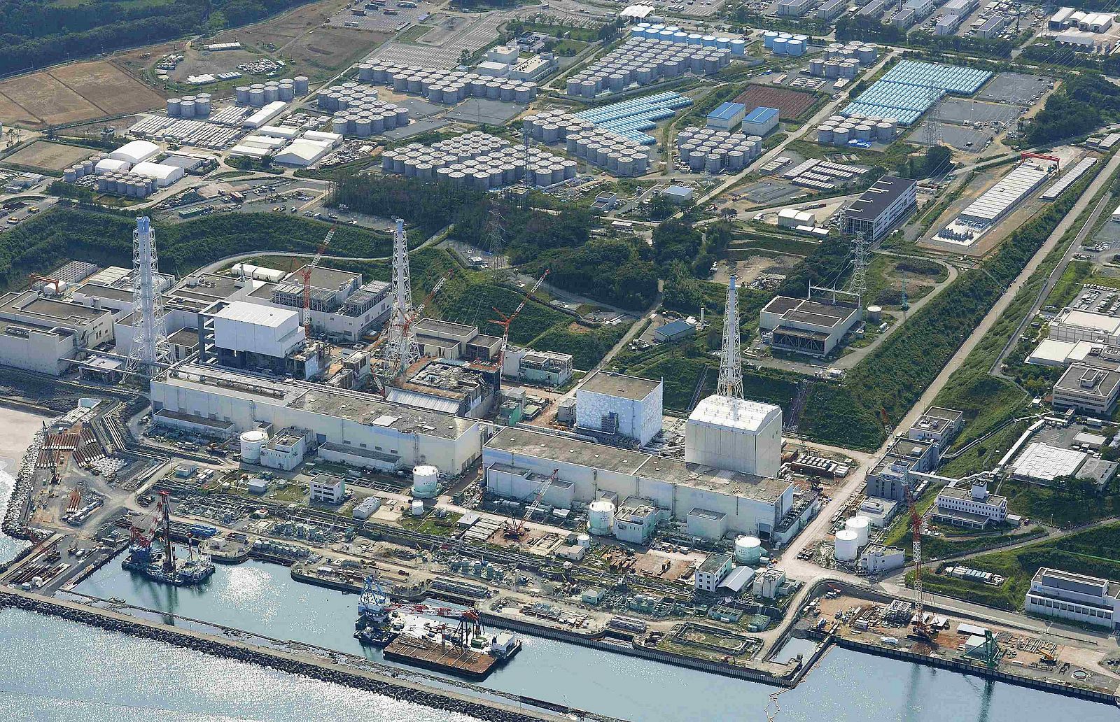 Una vista aérea muestra la planta de de energía nuclear de Fukushima. La operadora de la planta ha informado este viernes de que ha detectado alta radiación en un desagüe que va a parar al mar junto a la central.