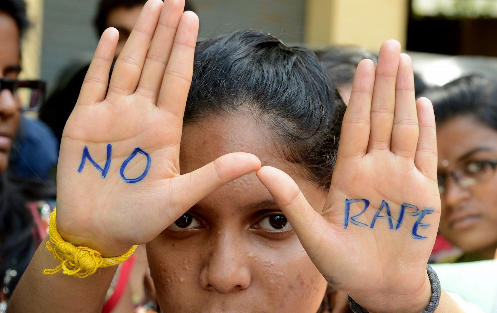 Una manifestante muestra en sus manos la frase "Violaciones no" durante una protesta en Hyderabad, India, este viernes