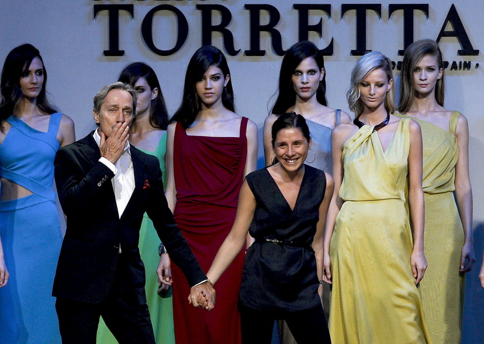 El diseñador Roberto Torretta, junto a sus modelos, saluda tras el desfile de sus propuestas para la primavera verano 2014