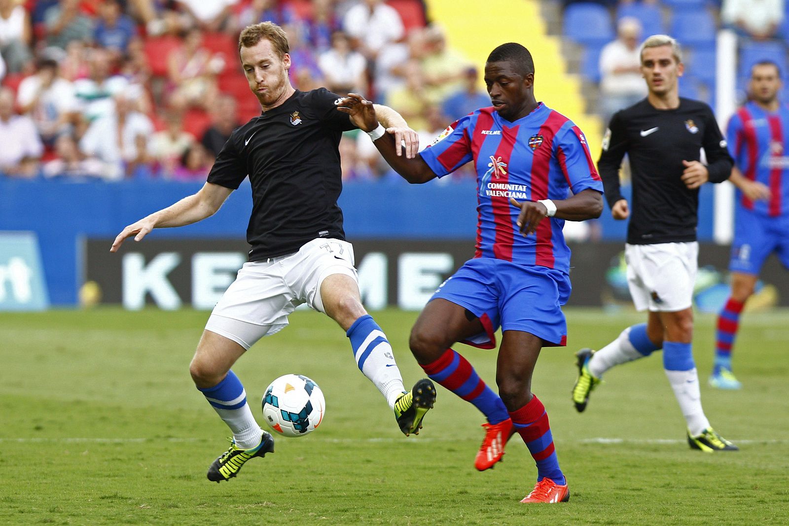 El centrocampista senegalés del Levante Pape Diop lucha un balón con David Zurutuza.