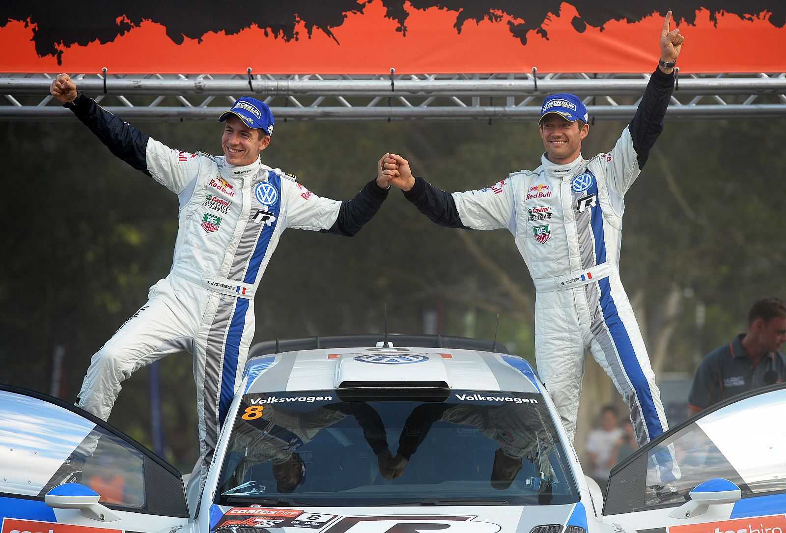 El francés Sebastien Ogier (d) y su copiloto Julien Ingrassia (i)