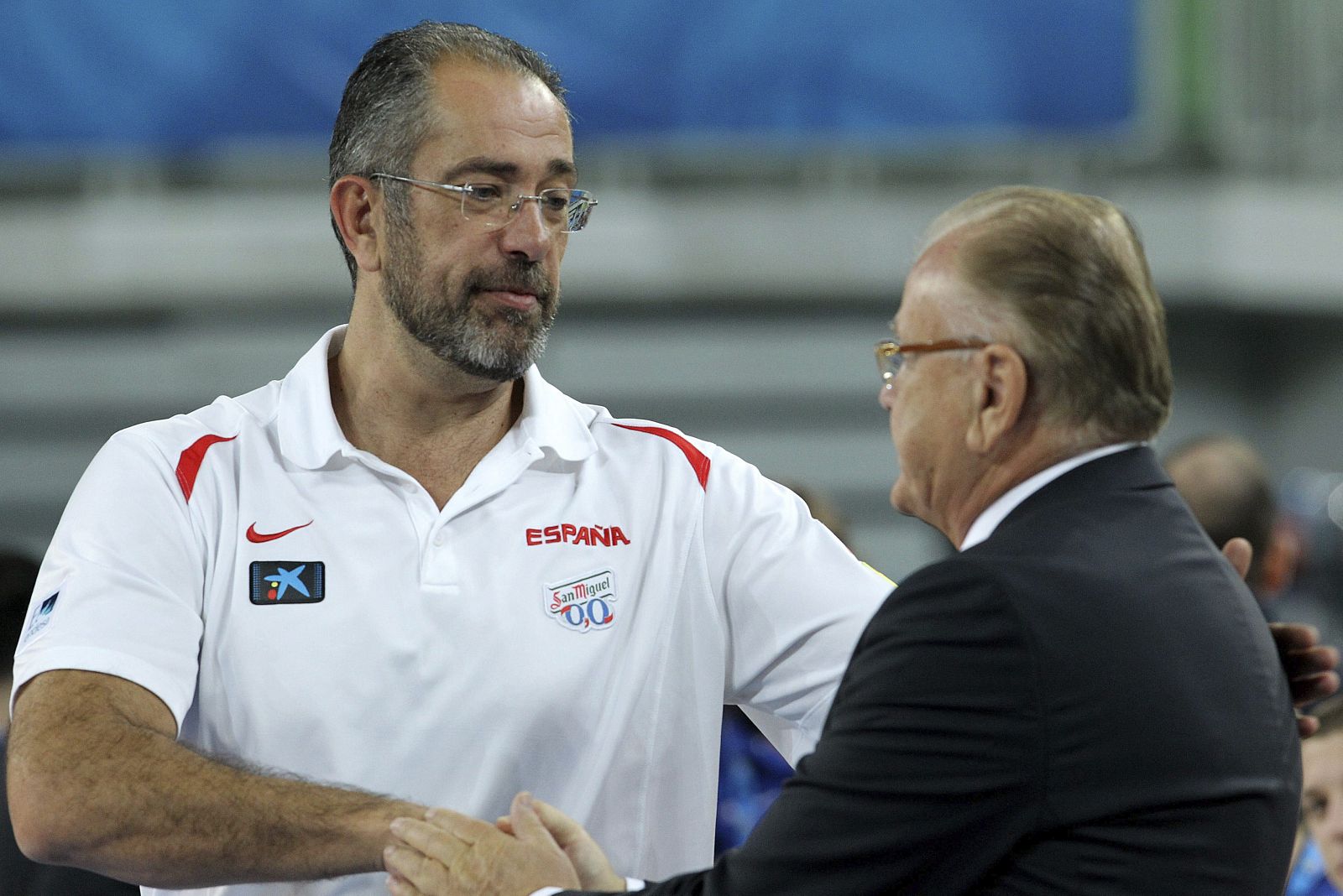 El entrenador de la selección española de baloncesto, Juan Antonio Orenga, saluda a su colega serbio Dusan Ivkovic