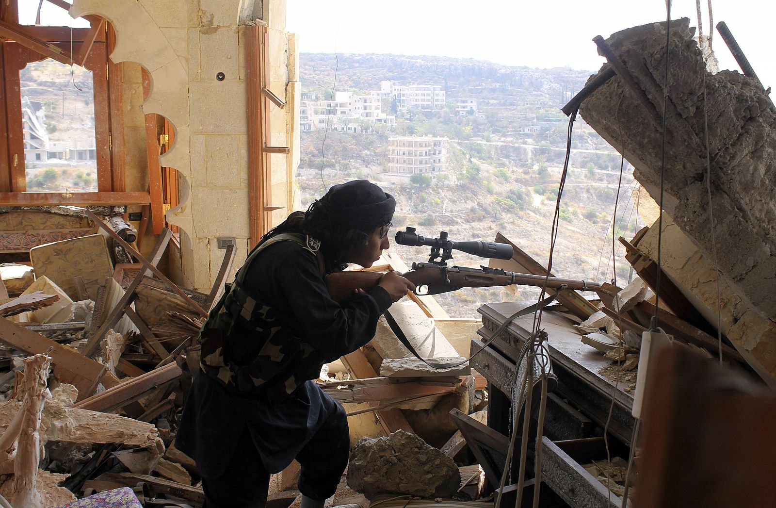 Fotografía de archivo de un francotirador del grupo rebeldes Ejército Libre Sirio combatiendo en Idlib, Siria