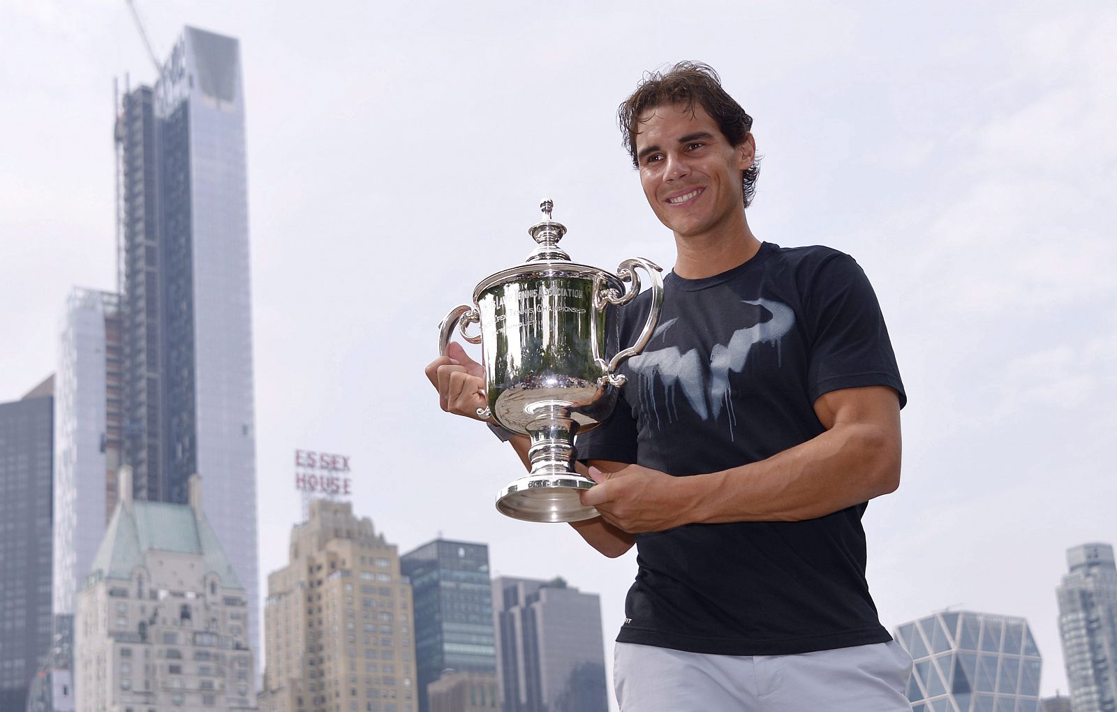 Rafael Nadal posa para los fotógrafos con el trofeo que le acredita como ganador del Abierto de Estados Unidos