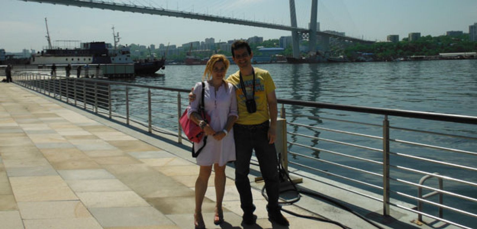 Paula y Luis Miguel en su viaje a Vladivostok donde conocieron a su hijo