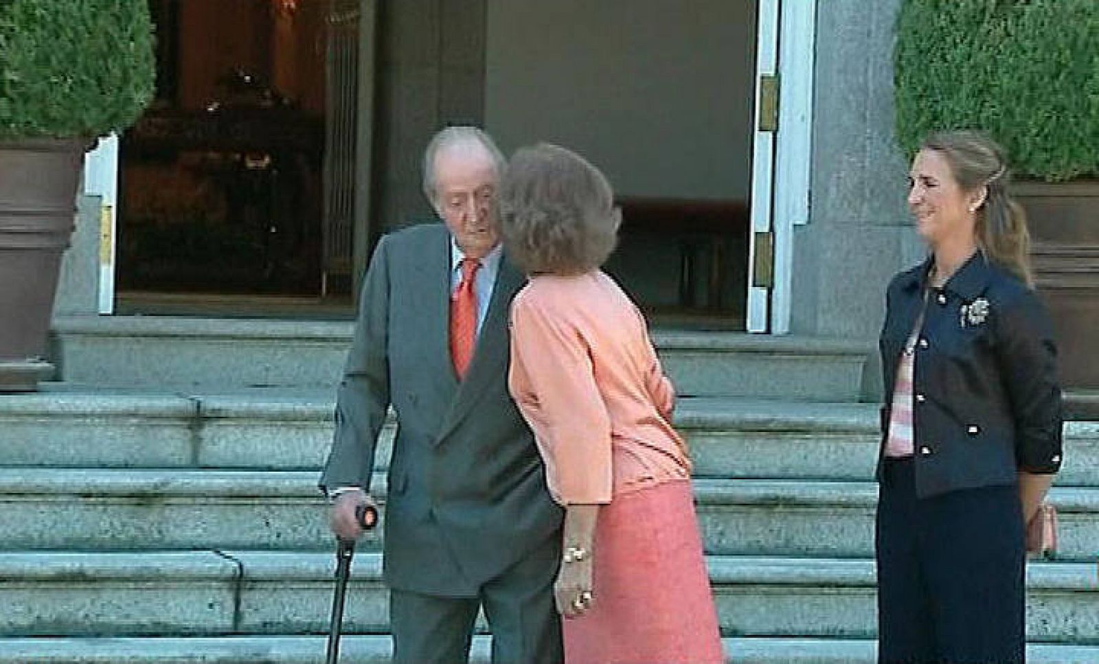 Doña Sofía besa al rey tras enterarse de su infección en la cadera