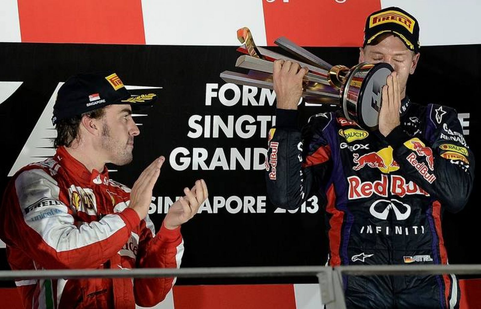 Fernando Alonso y Sebastian Vettel, en el podio del GP de Singapur