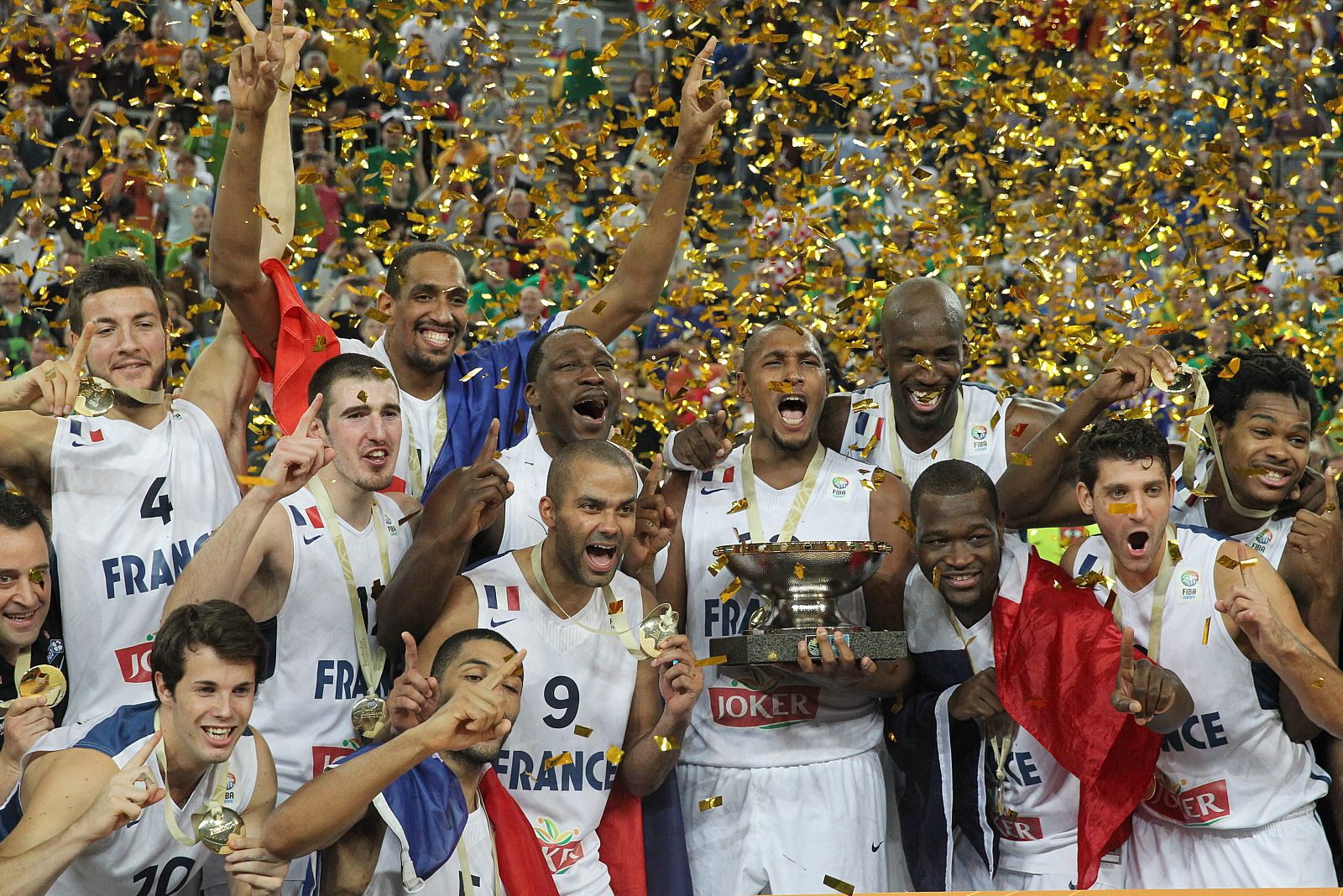 La selección francesa celebra su oro conseguido ante Lituania.