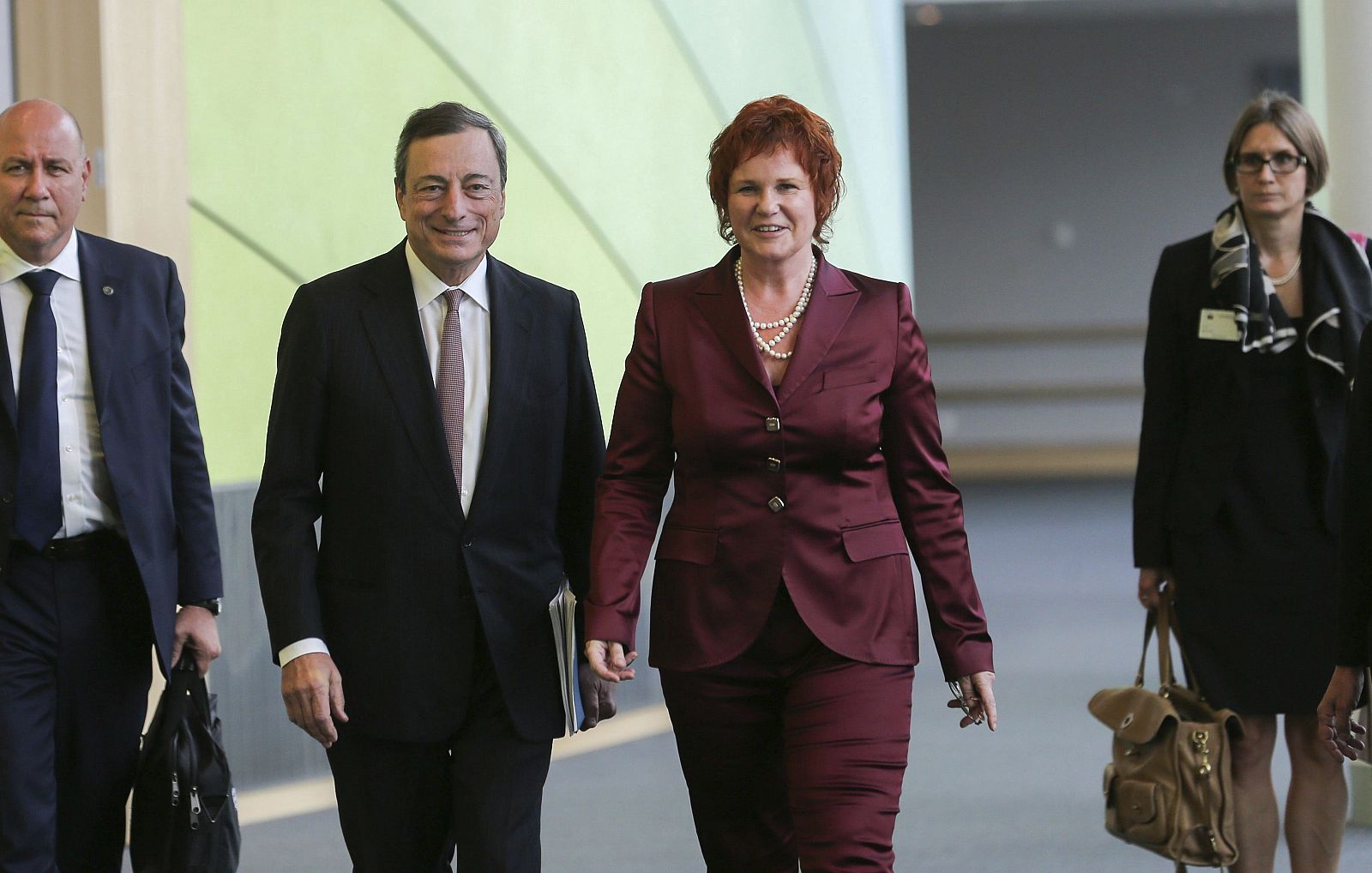 El presidente del BCE, Mario Draghi, y la presidenta de la Comisión de Asuntos Económicos y Monetarios, Sharon Bowles