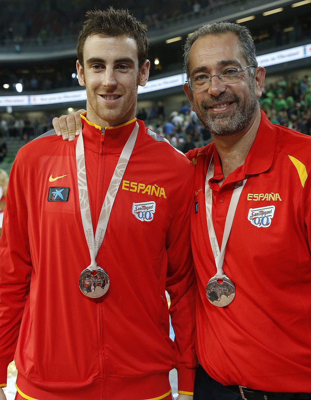 Orenga y Claver posan con la medalla de bronce del Eurobasket 2013.