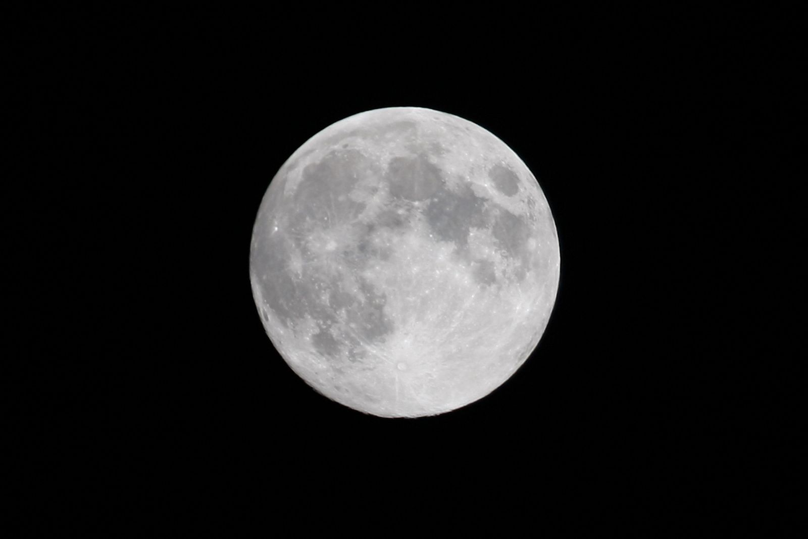 Oceanus Procellarum es una gran zona oscura en la parte oeste de la cara visible de la Luna.