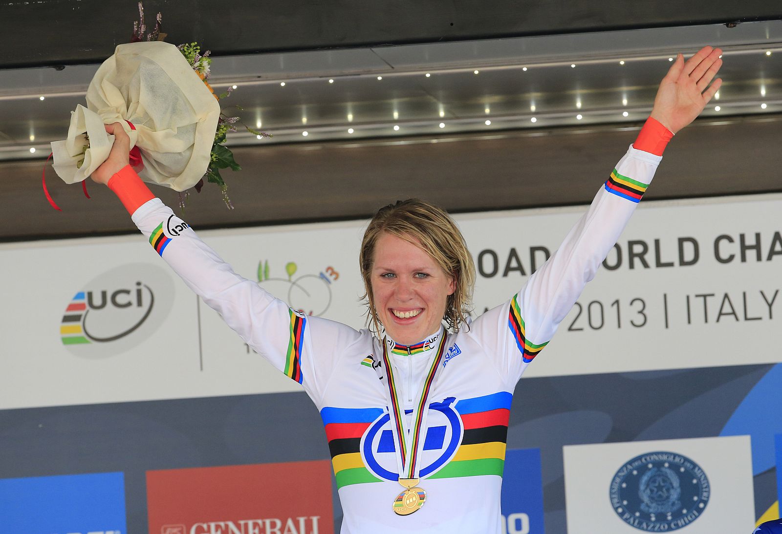 La holandesa Ellen van Dijk celebra en el podio su medalla de oro.