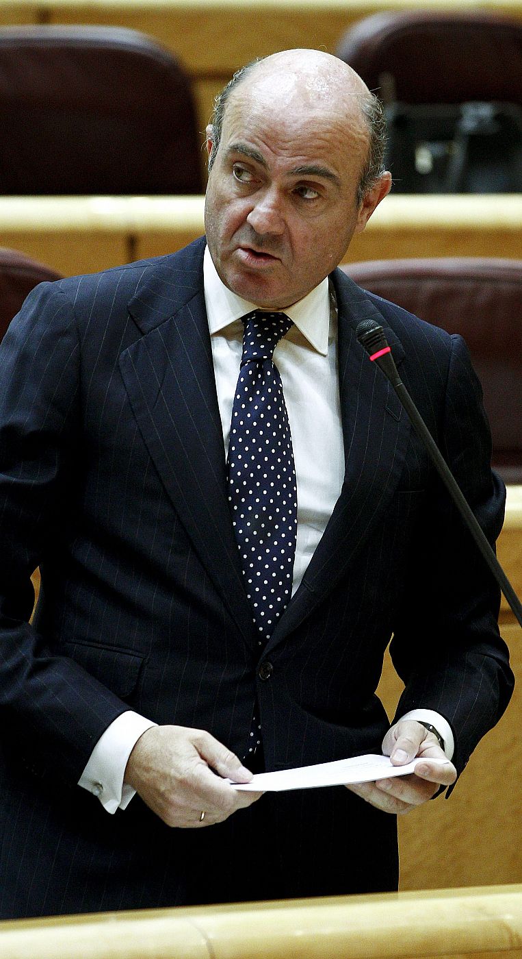 El ministro de Economía y Competitividad, Luis de Guindos, durante su intervención en la sesión de control al Gobierno celebrada en el pleno del Senado