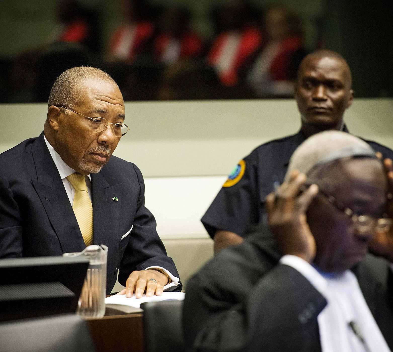 El expresidente de Liberia, Charles Taylor, escucha el fallo sobre su recurso en el Tribunal de la Haya que le juzga por crímenes cometidos en la guerra de Sierra Leona