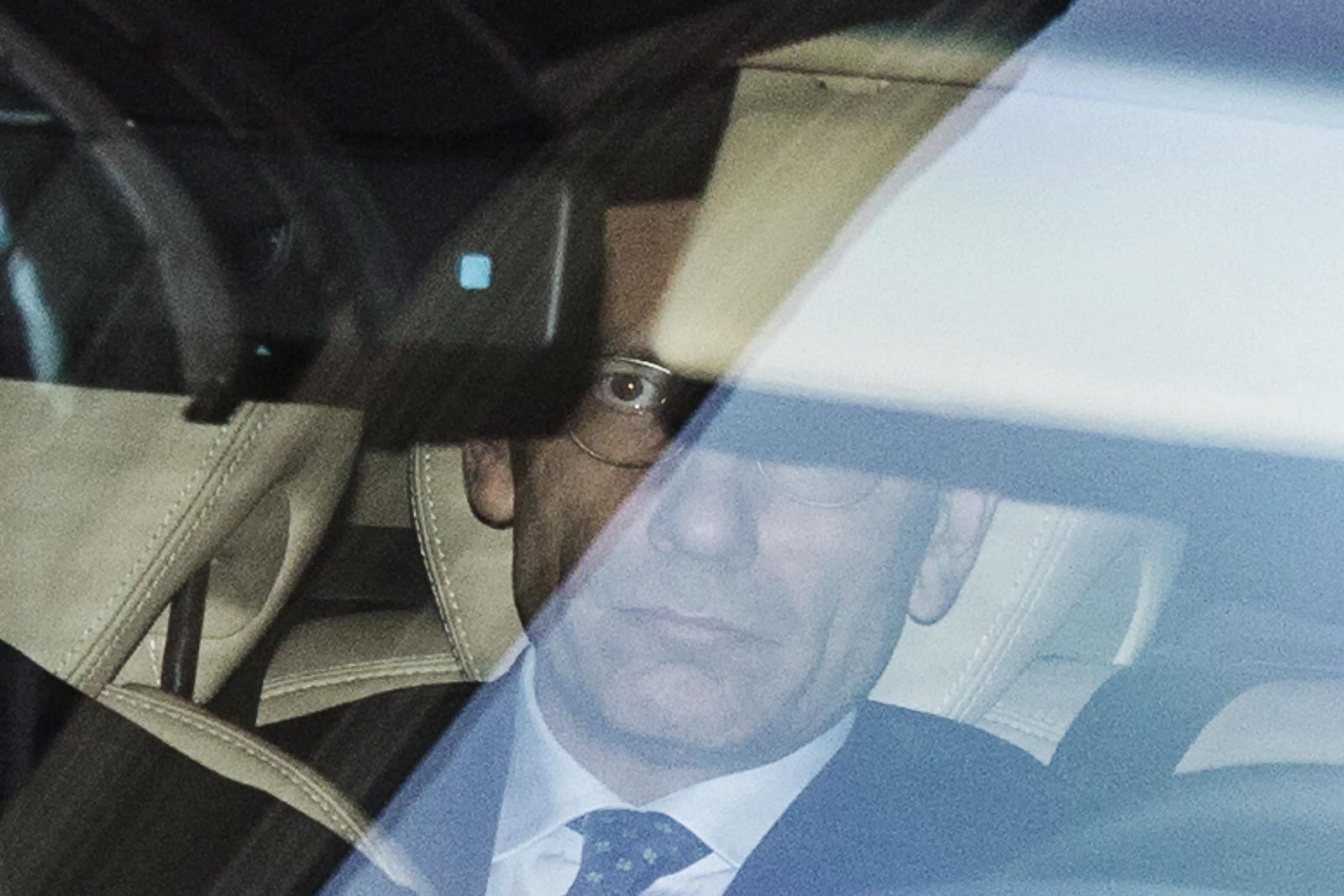 El primer ministro italiano, Enrico Letta, abandona en un coche el Palacio Chigi para dirigirse al Palacio Quirinale, donde ha mantenido un encuentro con el Jefe de Estado, Giorgio Napolitano
