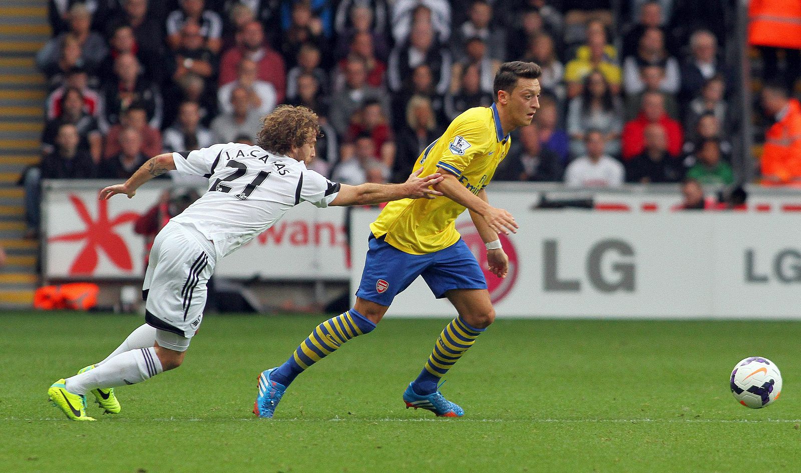 El alemán Mesut Özil conduce el balón en el Swansea - Arsenal