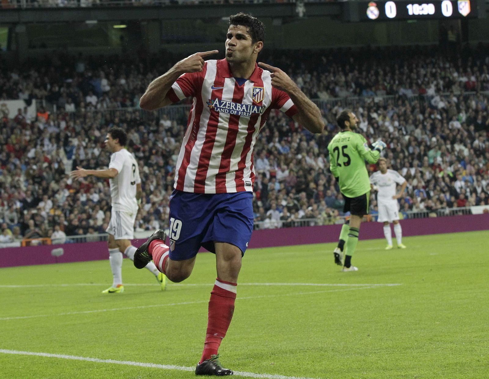 El delantero brasileño del Atlético de Madrid Diego Costa celebra tras marcar ante el Real Madrid
