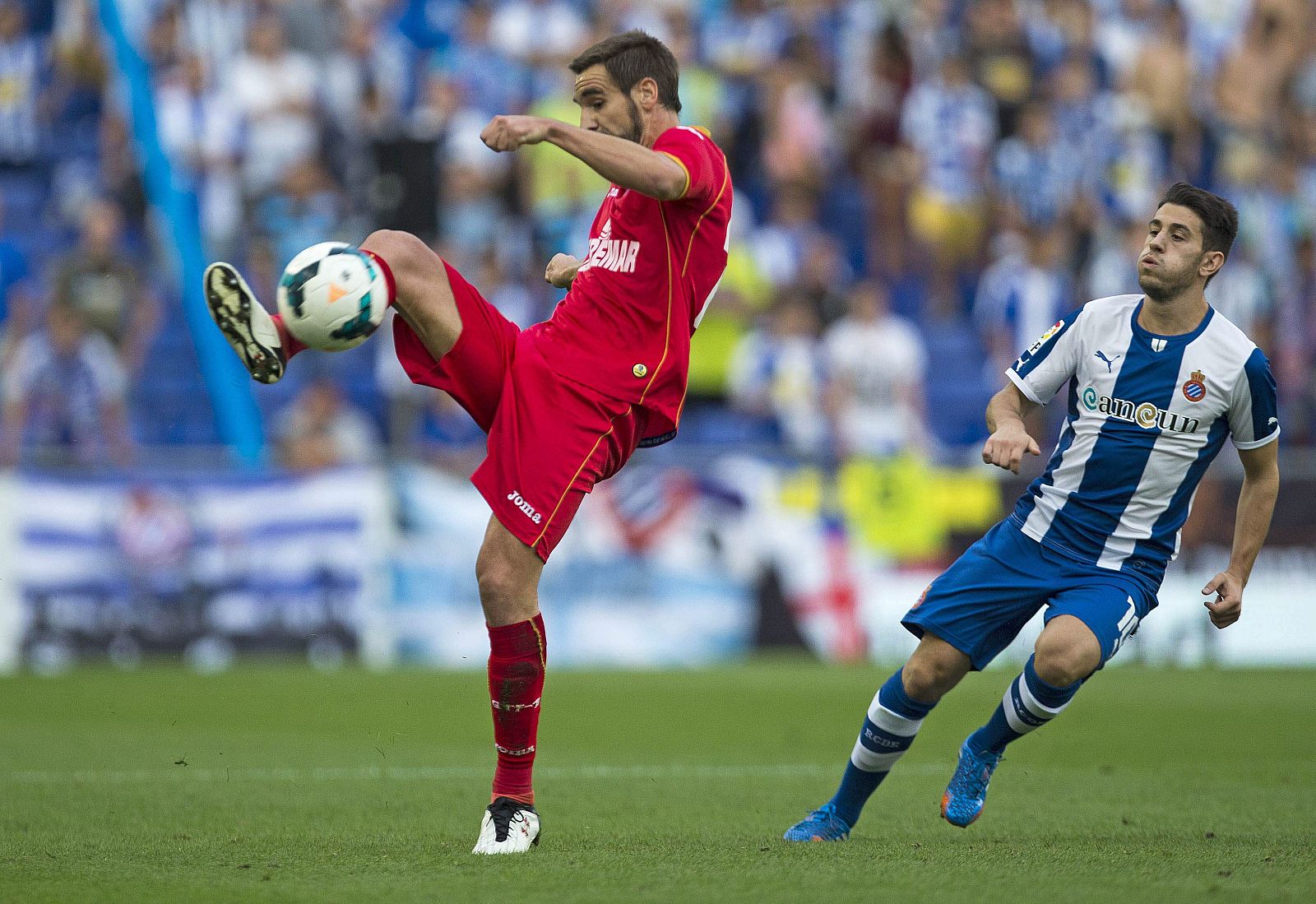El delantero portugués del Espanyol Luis Pizzi (d) presiona al centrocampista del Getafe Borja Fernández