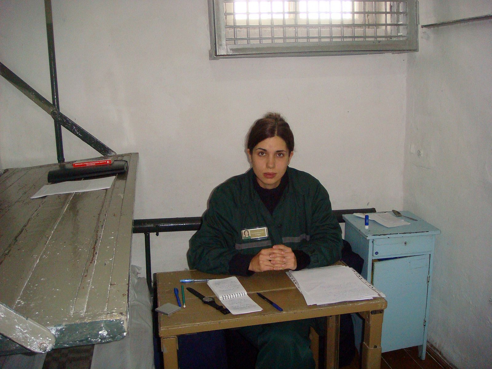 Imagen de Nadezhda Tolokonnikova, miembro de Pussy Riot en huelga de hambre, en su celda de aislamiento