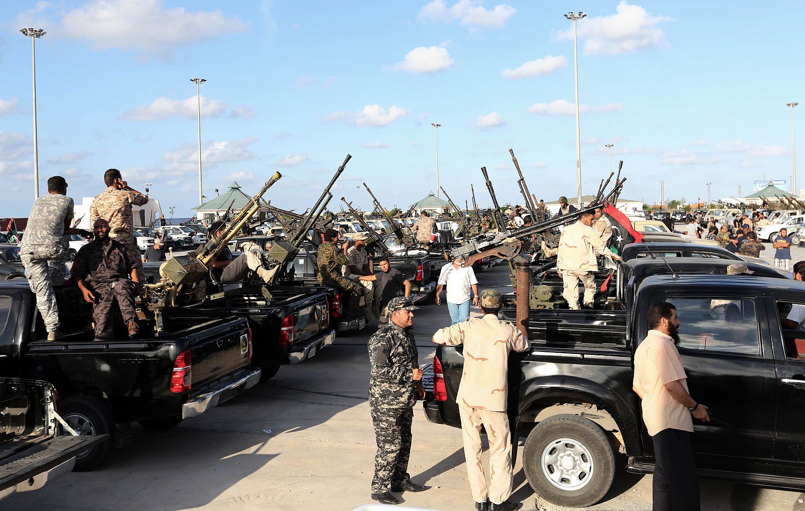 Miembros de las fuerzas de seguridad de la capital libia de Trípoli se preparan para desplegarse en las zonas cercanas al Congreso