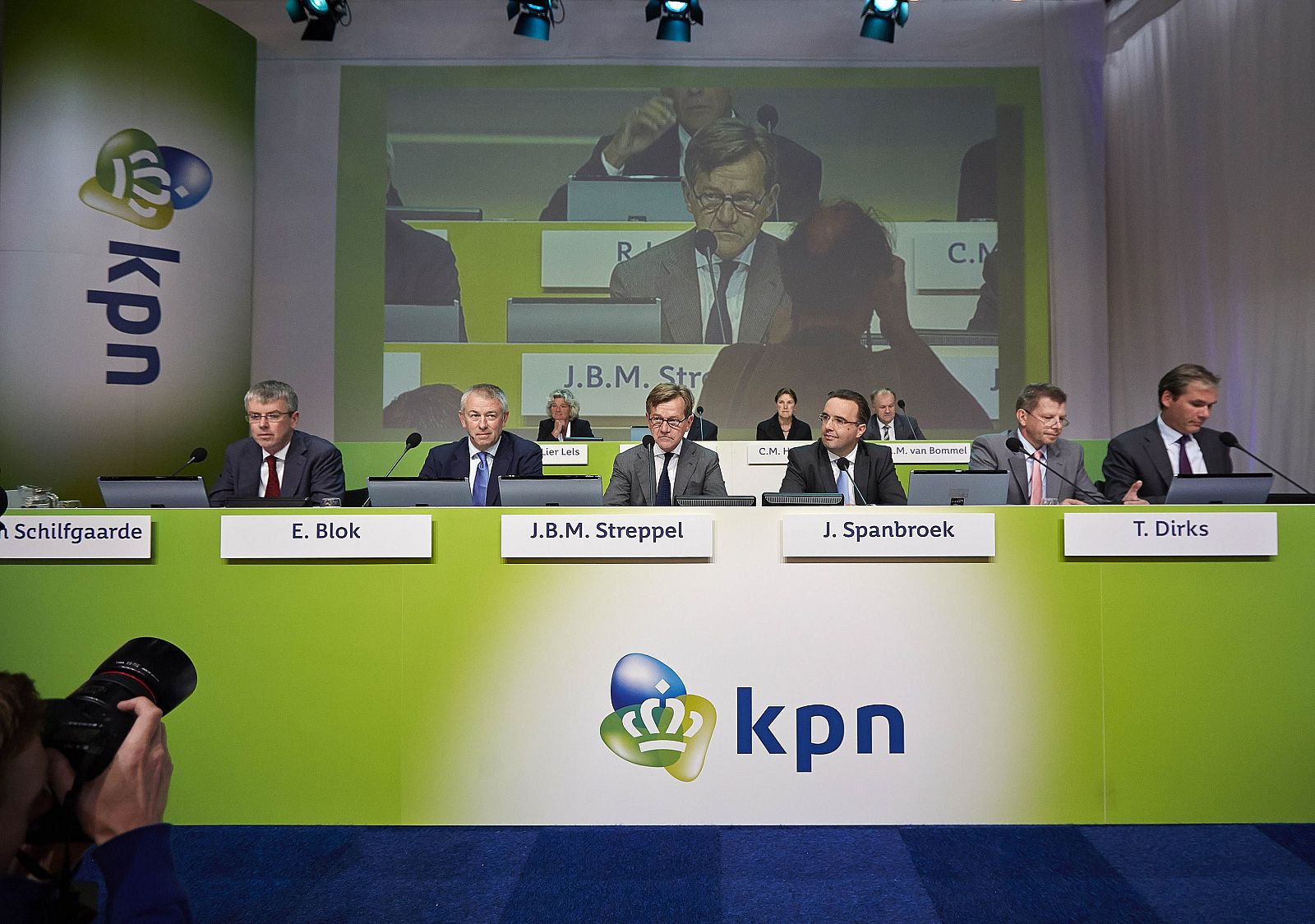 La junta de directores de KPN en la junta extraordinaria de accionistas en la sede de la compañía holandesa en La Haya