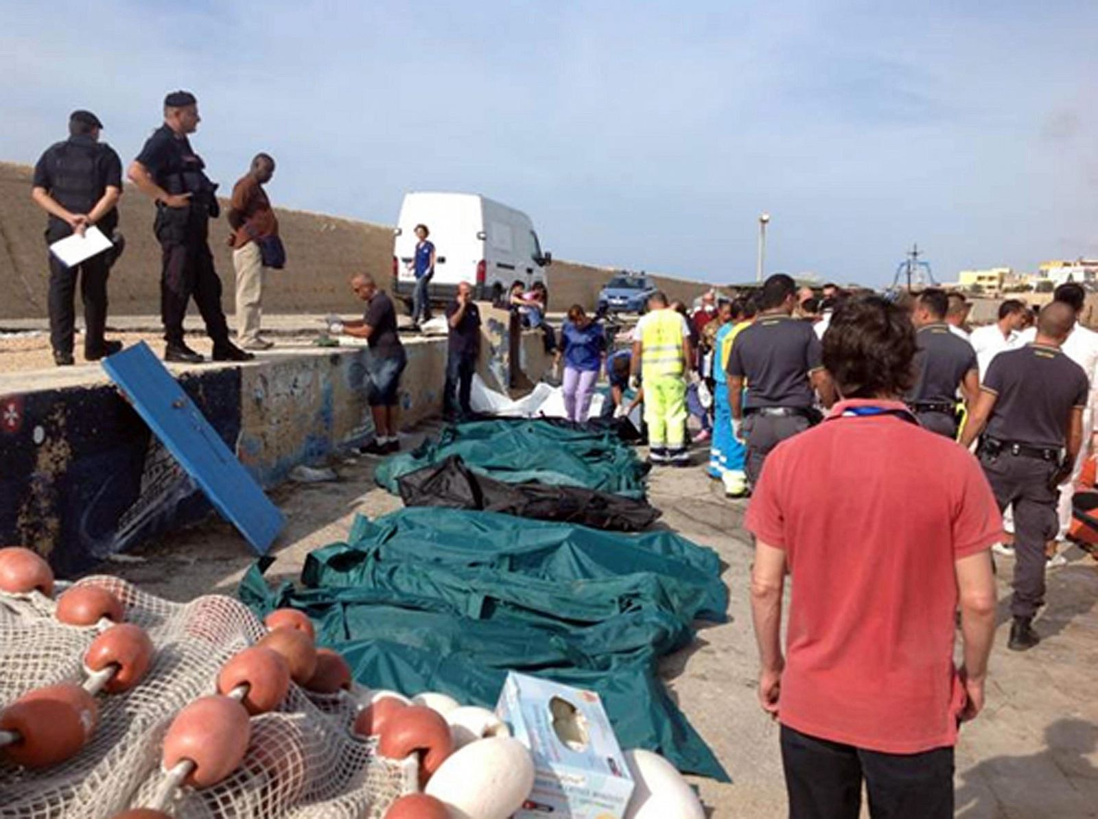 Guardacostas y pescadores se reúnen en el puerto de Lampedusa a donde han llegado decenas de cadáveres.
