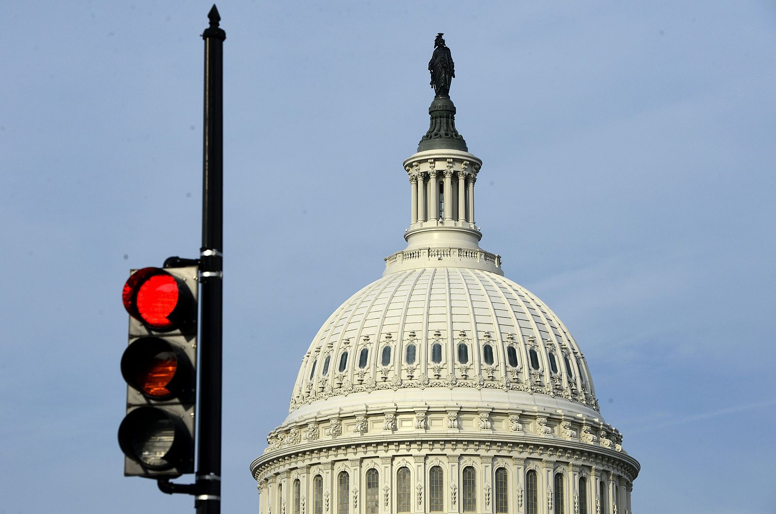 Un semáforo en rojo delante del Capitolio en Washington, Estados Unidos