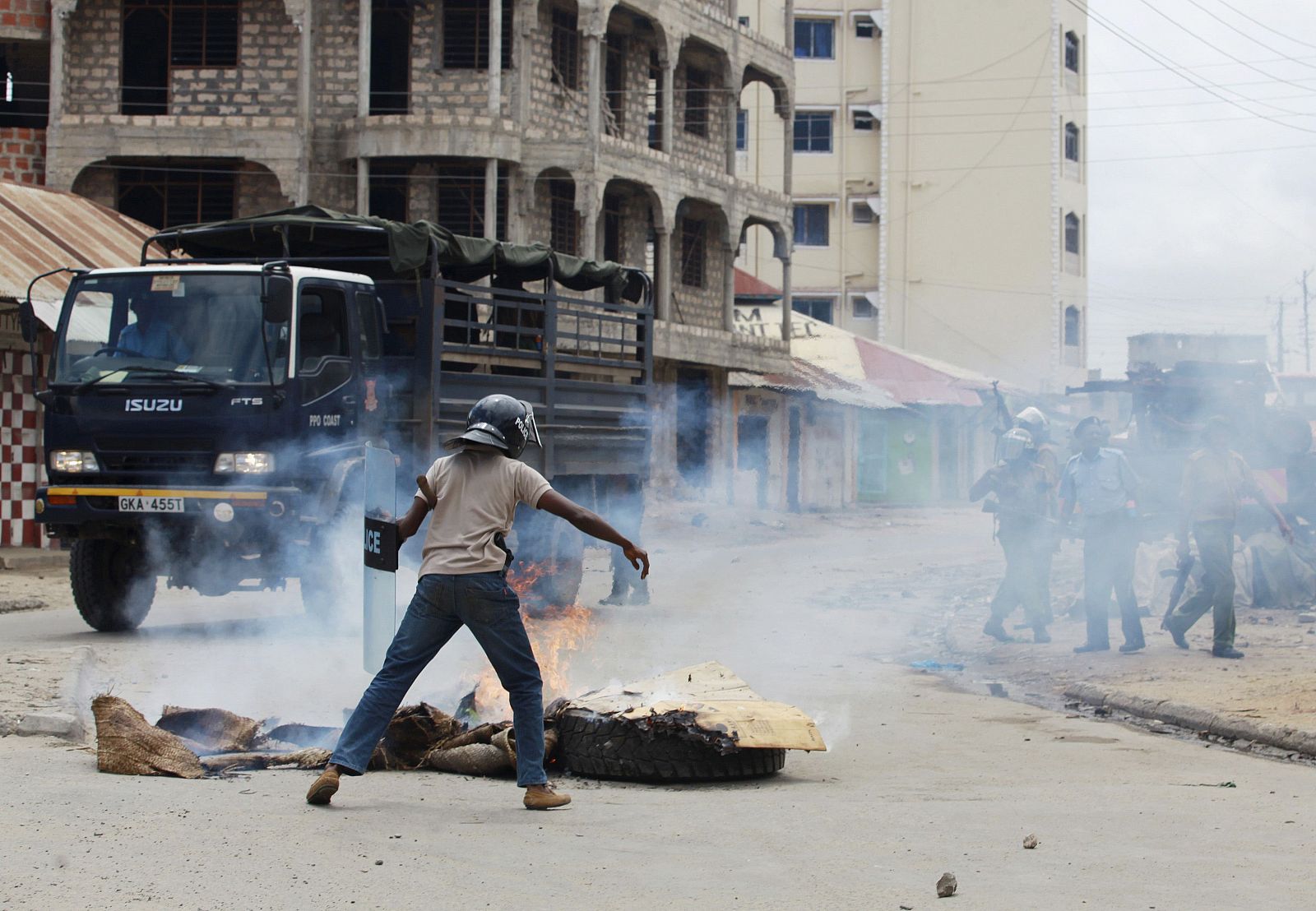 Kenyan policemen clash with youths after protest against the killing of an Islamic cleric in the coastal Port town of Mombasa