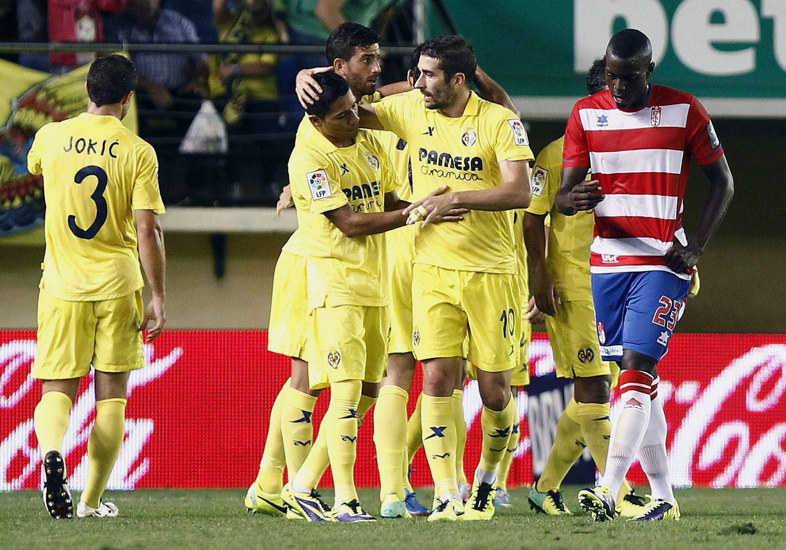 Los jugadores del Villarreal celebran el primer gol del equipo castellonense.