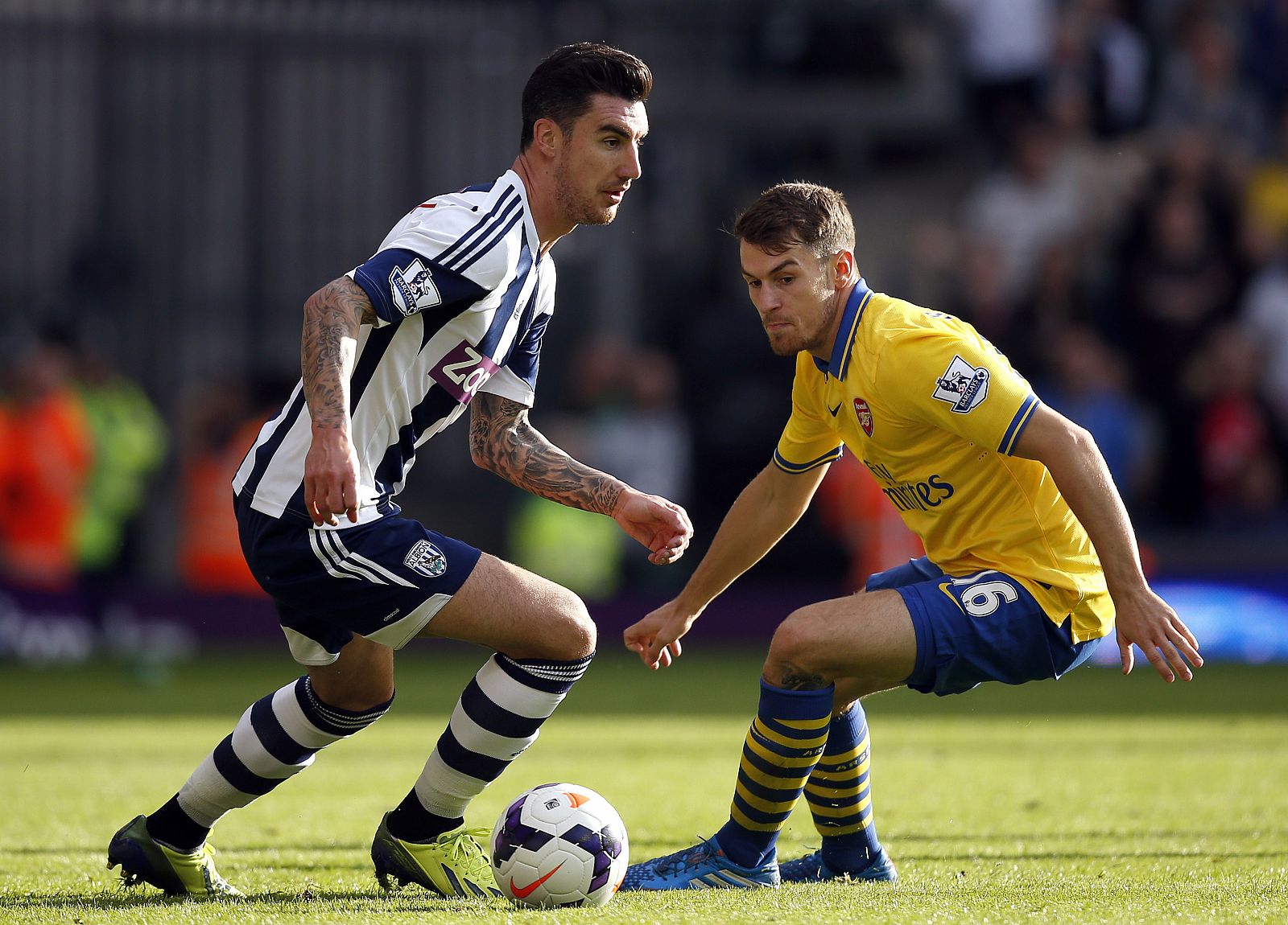 El jugador del Arsenal Ramsey intenta robar el balón a Ridgewell, del West Bromvich.